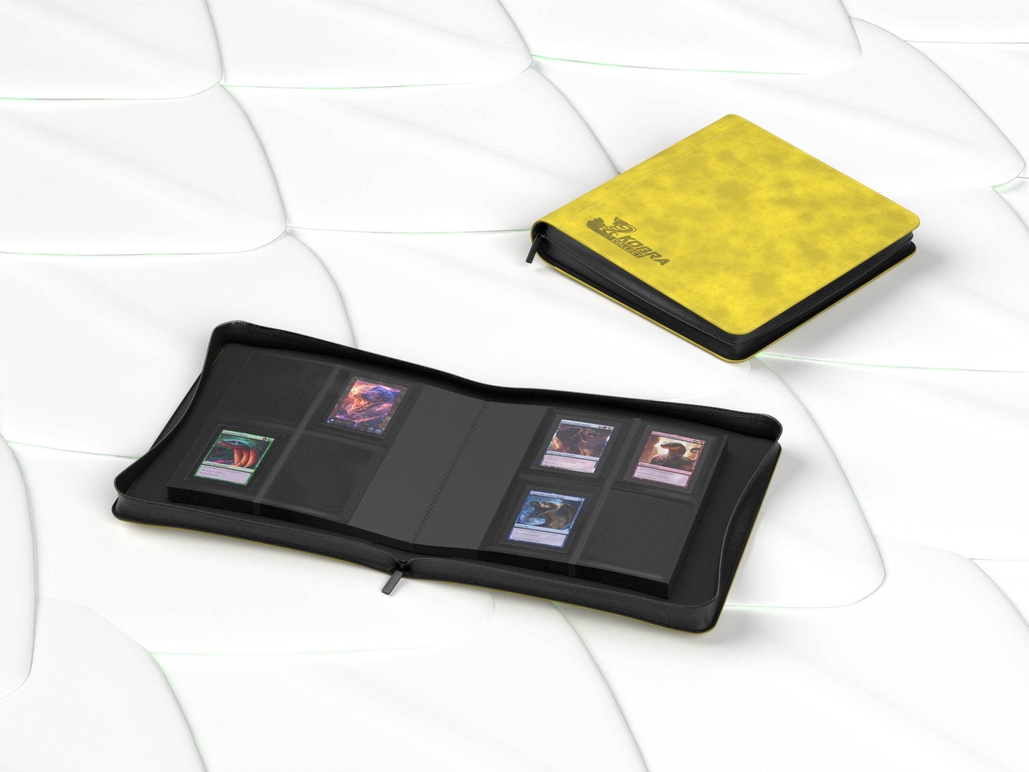 Kobra Collect 4-Pocket Toploader Premium Collectors Album Innenansicht – Sammleralbum mit 4-Pocket Fächern für Toploader, Premium Qualität mit Reißverschluss, verschiedene Farben für Pokémon, Panini, Yu-Gi-Oh!, One Piece und Topps Karten kaufen bei Habibicards