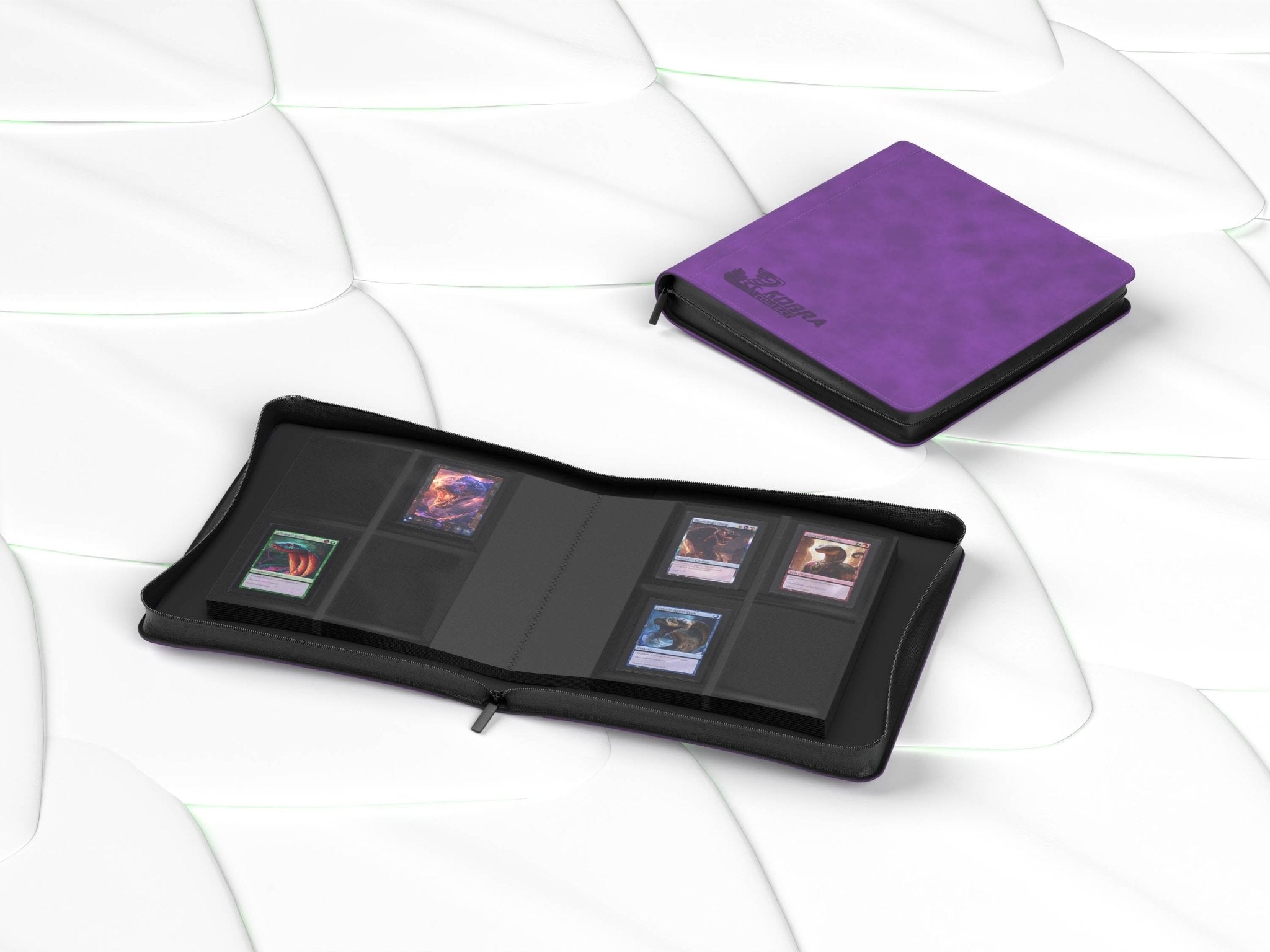 Kobra Collect 4-Pocket Toploader Premium Collectors Album linke Seite – detailreiche Ansicht des Kartenalbums mit 4-Pocket System, Toploader-tauglich, Premium Qualität mit Reißverschluss, erhältlich in mehreren Farben, kaufen bei Habibicards