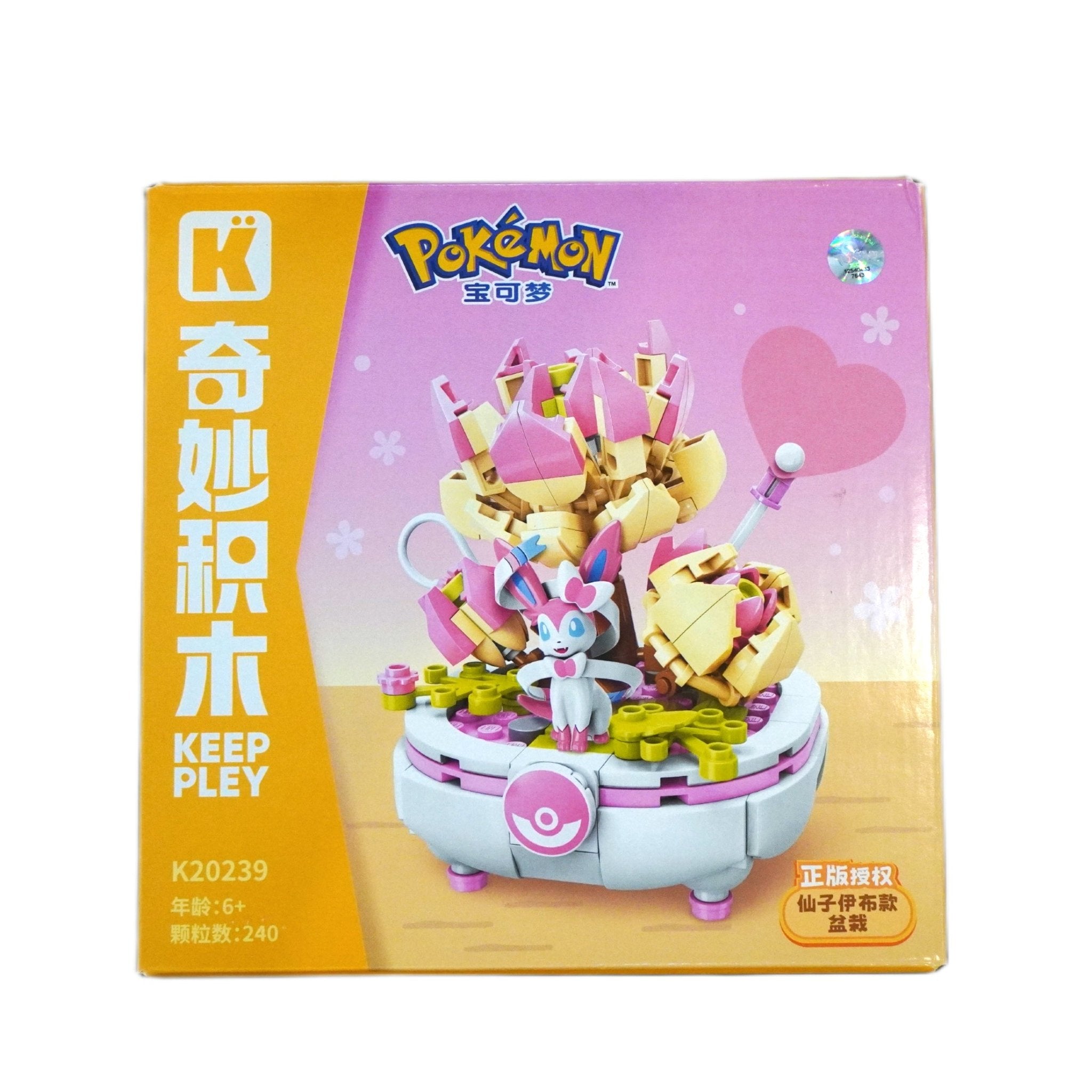 Pokémon Keeppley K20239 Sylveon Bonsai Vorderseite – offizielles Pokémon Bausteine-Set mit Feelinara Figur, Evoli-Entwicklung, Bonsai-Deko Pflanze, DIY Klemmbausteinen, Building Blocks, Deko Pflanzen-Set und Sammelspaß kaufen bei Habibicards