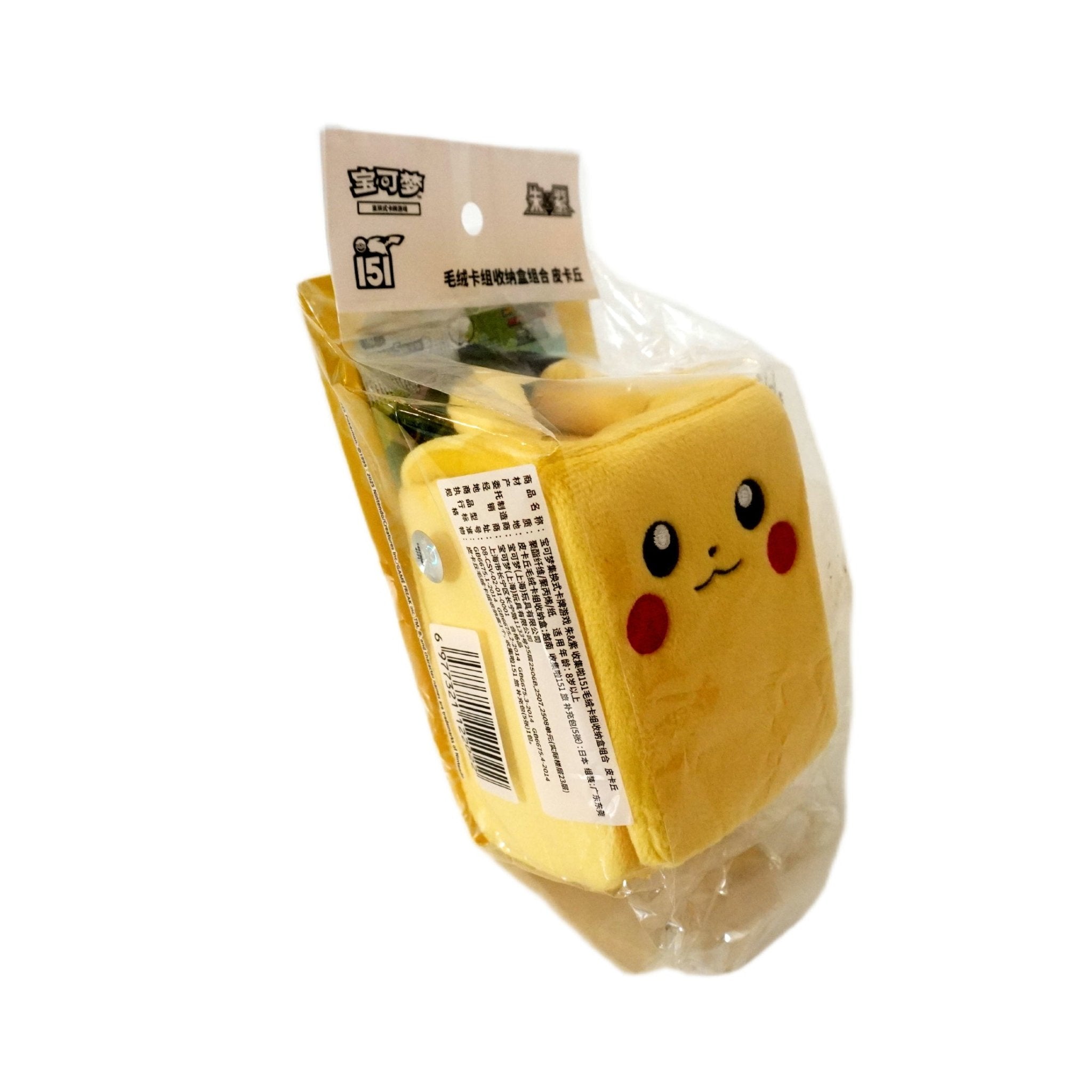 Pokémon Pikachu Plüsch Deckbox Rückseite – offizielles Pokémon Merchandise, praktische Aufbewahrung mit Sammlerwert, schützt Karten und enthält eine Booster Überraschung, kaufen bei Habibicards