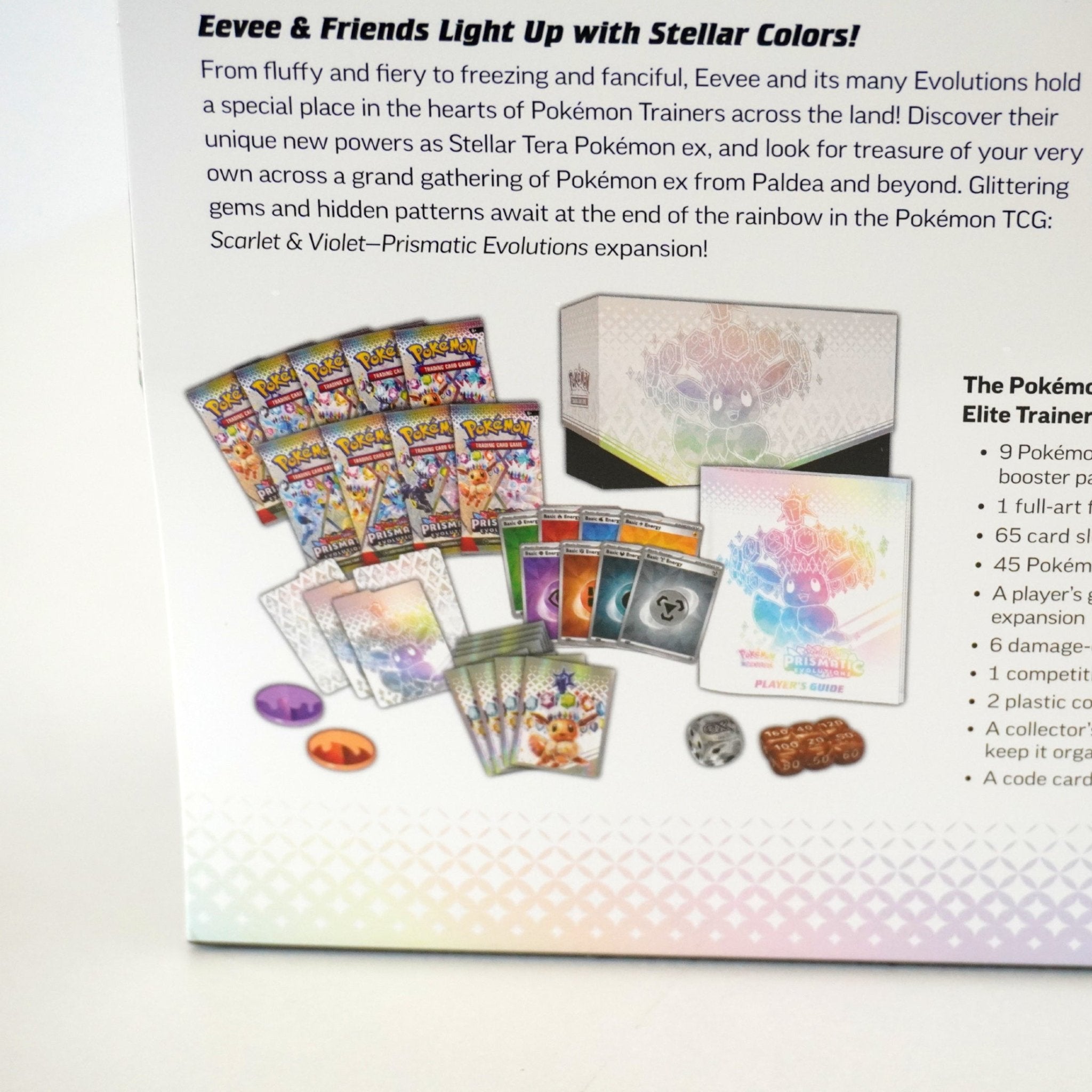 Pokémon Prismatic Evolution Elite Trainer Box rechte Seitenansicht – englische Pokémon Highclass Box 2024 mit Evoli Promo, Premium Boostern und Zubehör kaufen bei Habibicards