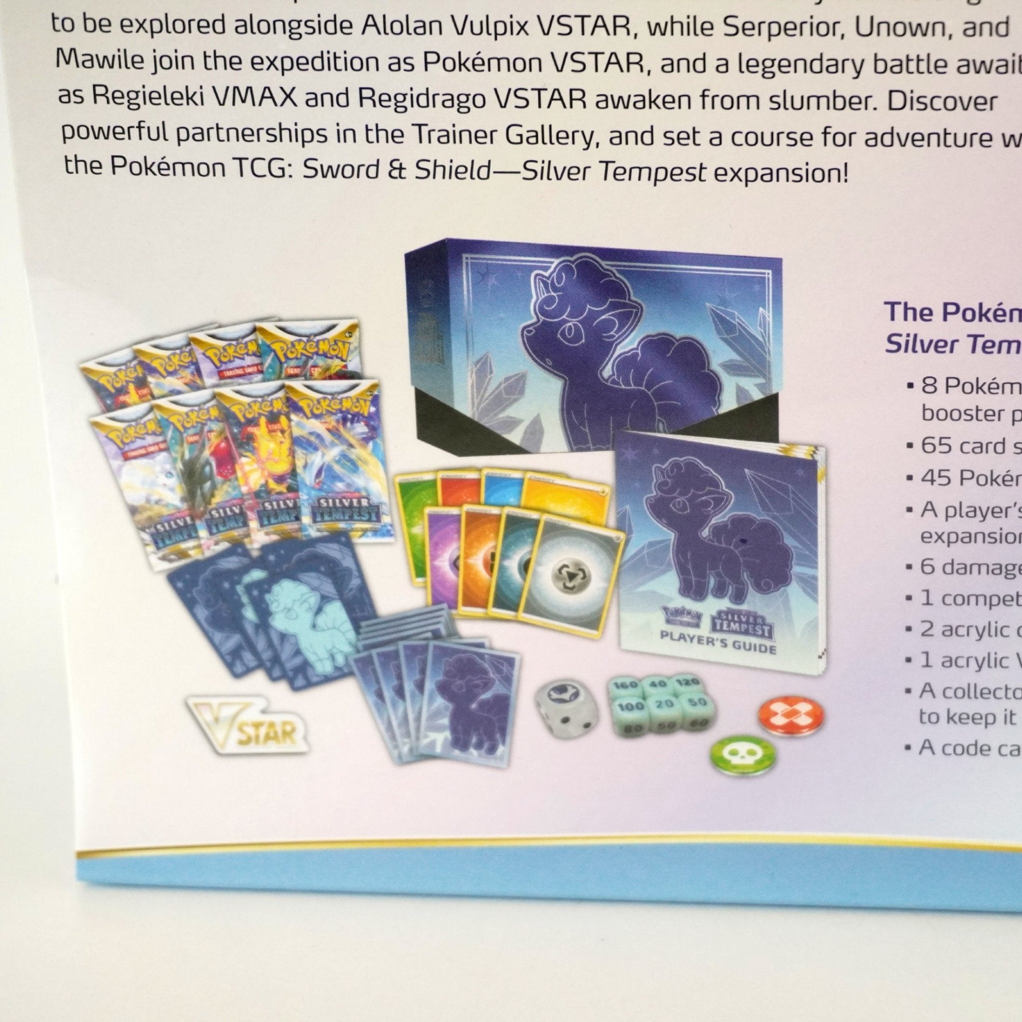 Pokémon Silver Tempest Elite Trainer Box Inhalt – englisches Pokémon TCG Set mit 8 Boostern, Lugia Sleeves, Würfeln, Zubehör und Sammelkarten aus der Schwert und Schild Serie kaufen bei Habibicards
