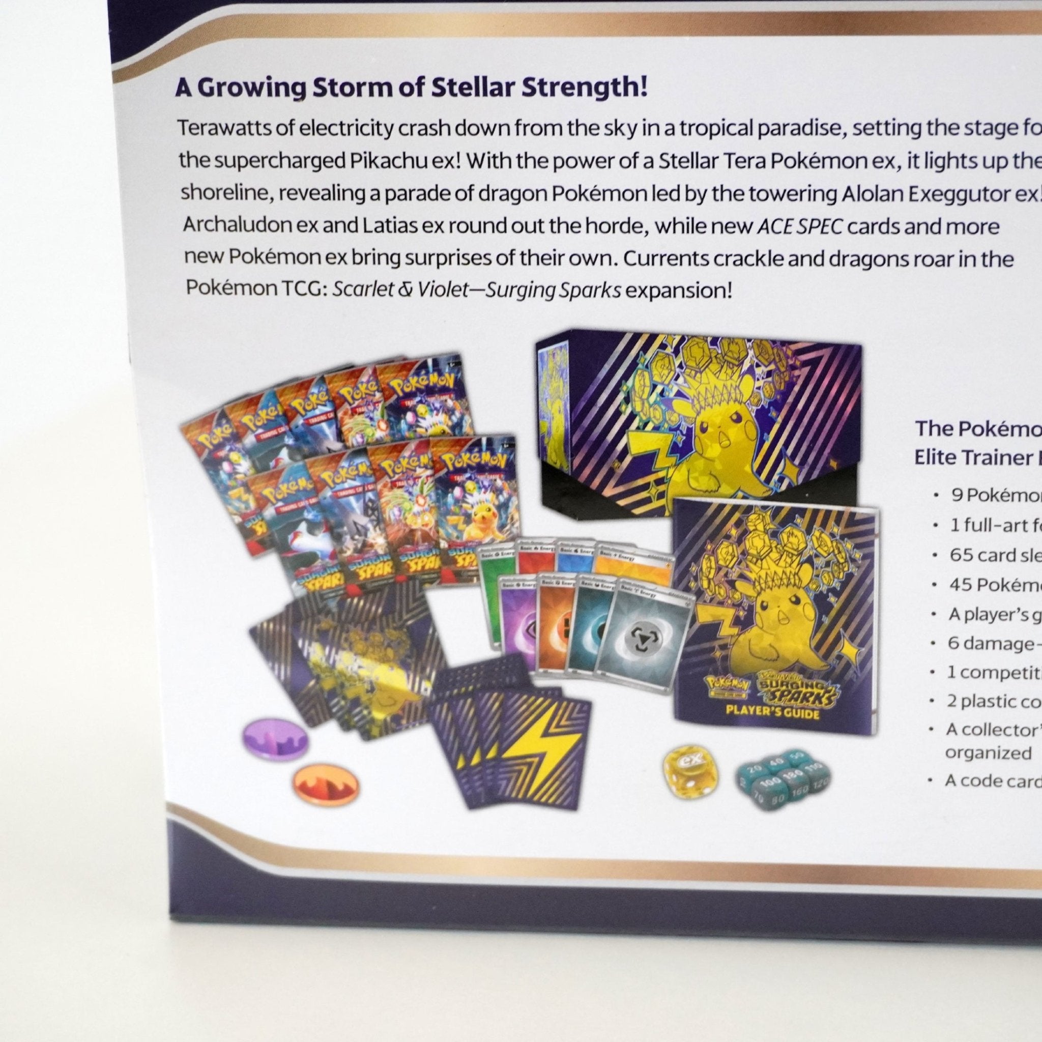 Pokémon Surging Sparks Elite Trainer Box ENG rechte Seite – exklusive Pokémon Karten Box mit Zubehör, Boostern und Sammlerwert, kaufen bei Habibicards