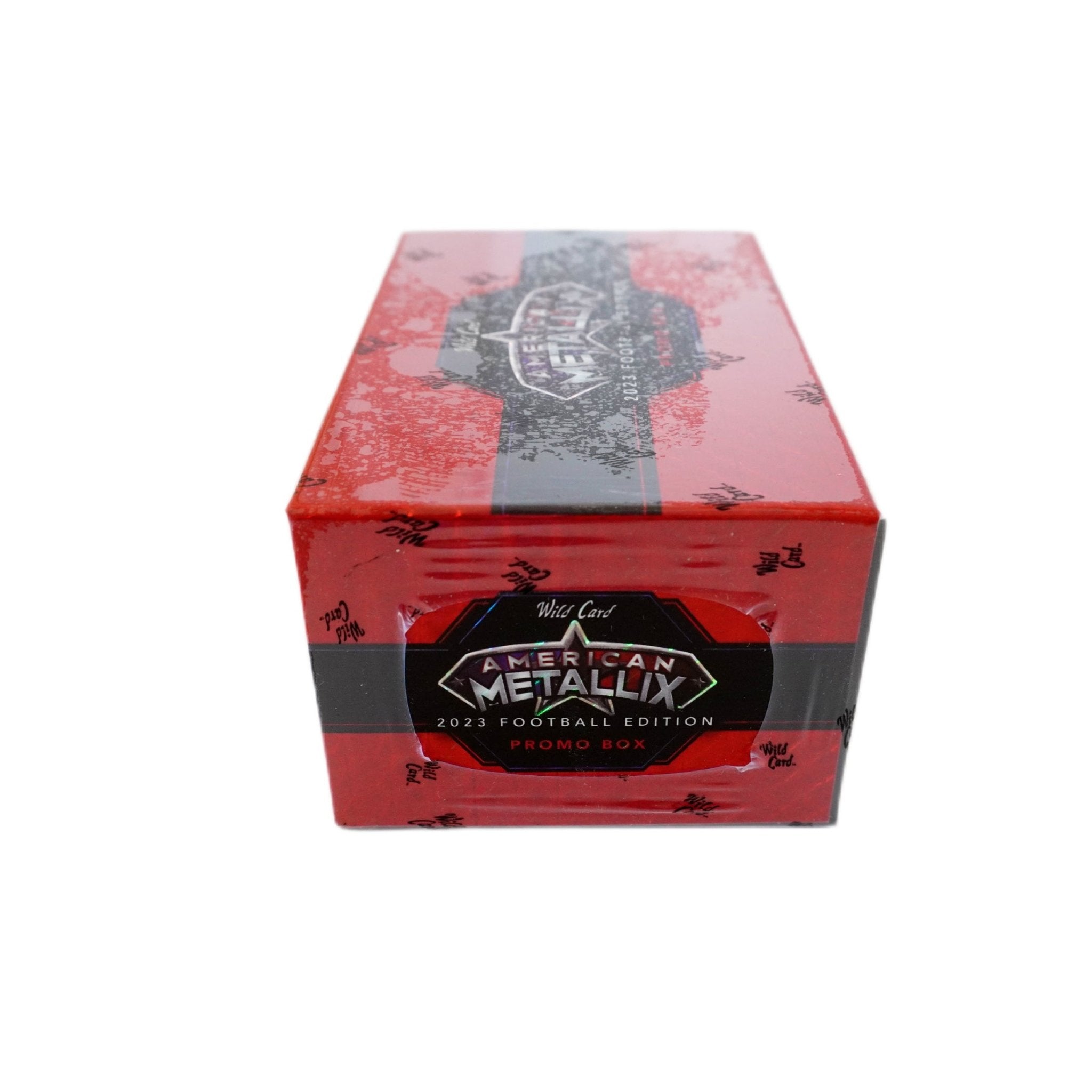2023 Wild Card American Metallix Promo Deck Box Schrägansicht – exklusive Wild Card NFL Trading Cards Box im 3D-Winkel, offizielles American Metallix TCG Promo Display 2023 für Sammler online kaufen