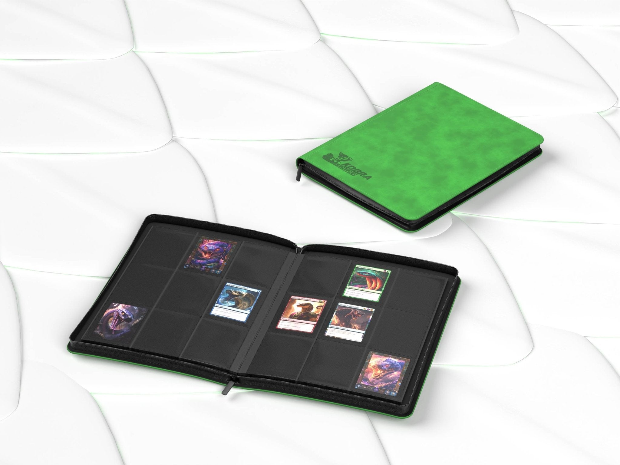 Kobra Collect 9-Pocket Premium Collectors Album Vorderseite – grünes Sammelkarten-Album mit Reißverschluss, 9-Pocket System für bis zu 360 Karten, ideal für Pokémon, Yu-Gi-Oh!, One Piece, Panini und Sportkarten, kaufen bei Habibicards
