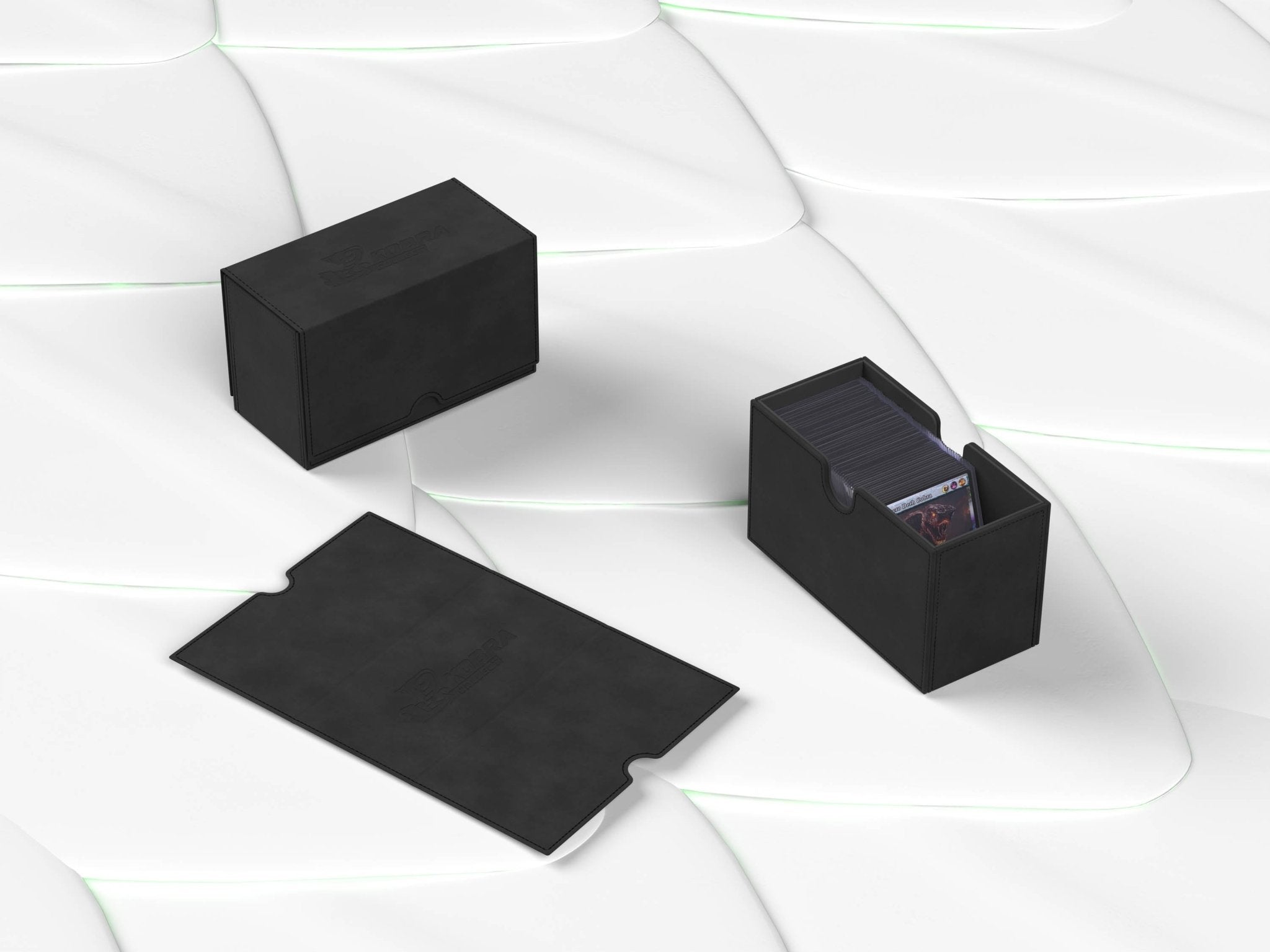 Kobra Collect 3x4 Toploader Premium Aufbewahrungsbox Vorderseite – stabile Sammelbox für 100 Toploader, schützt Trading Cards wie Pokémon, Yu-Gi-Oh!, One Piece, NBA, NFL und Panini Karten, kaufen bei Habibicards