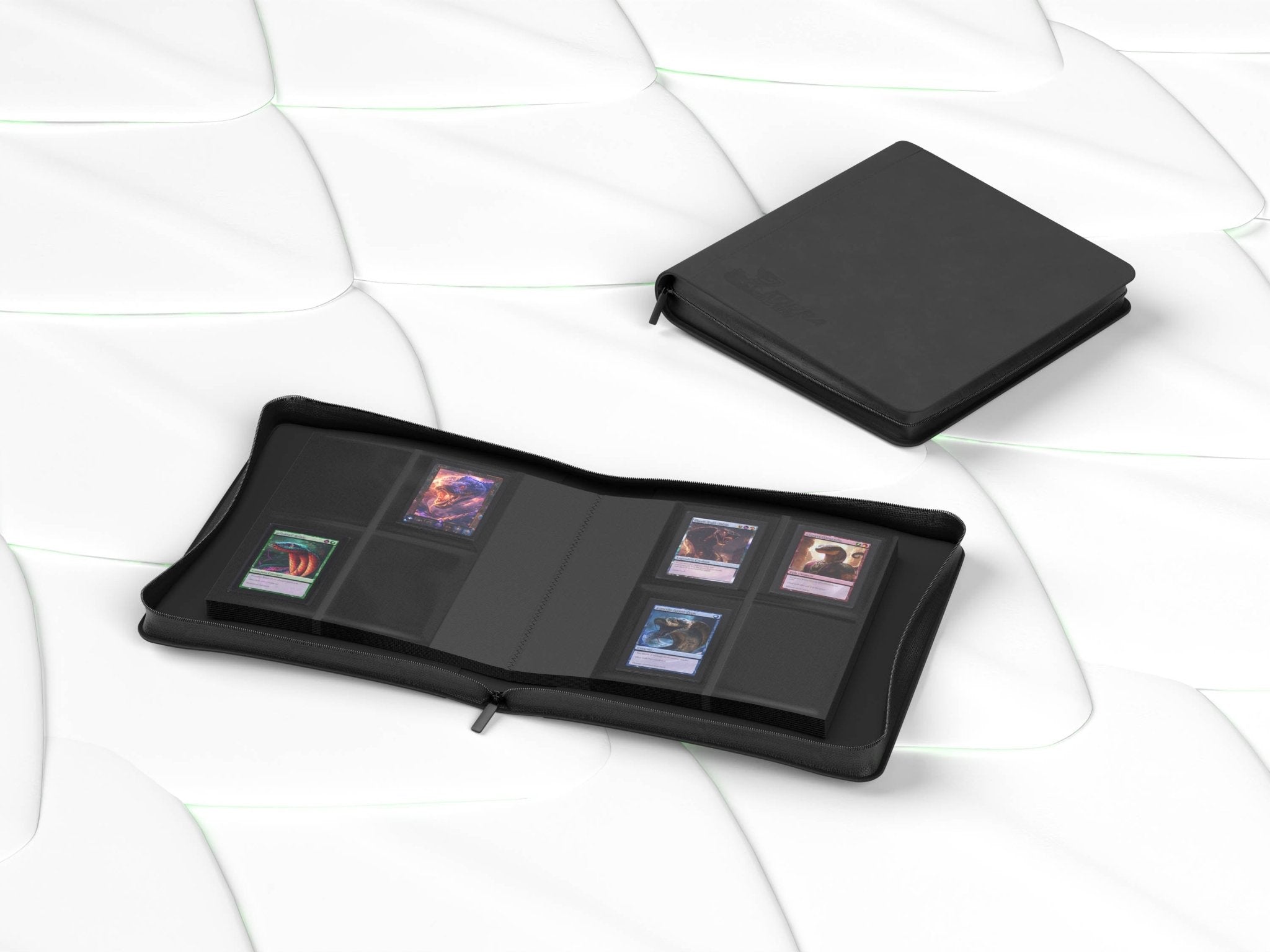 Kobra Collect 4-Pocket Toploader Premium Collectors Album Vorderseite – edles Sammelkarten-Album mit Reißverschluss, 4-Pocket System für Toploader, verschiedene Farben, ideal für Pokémon, Yu-Gi-Oh!, One Piece und Sportkarten, kaufen bei Habibicards