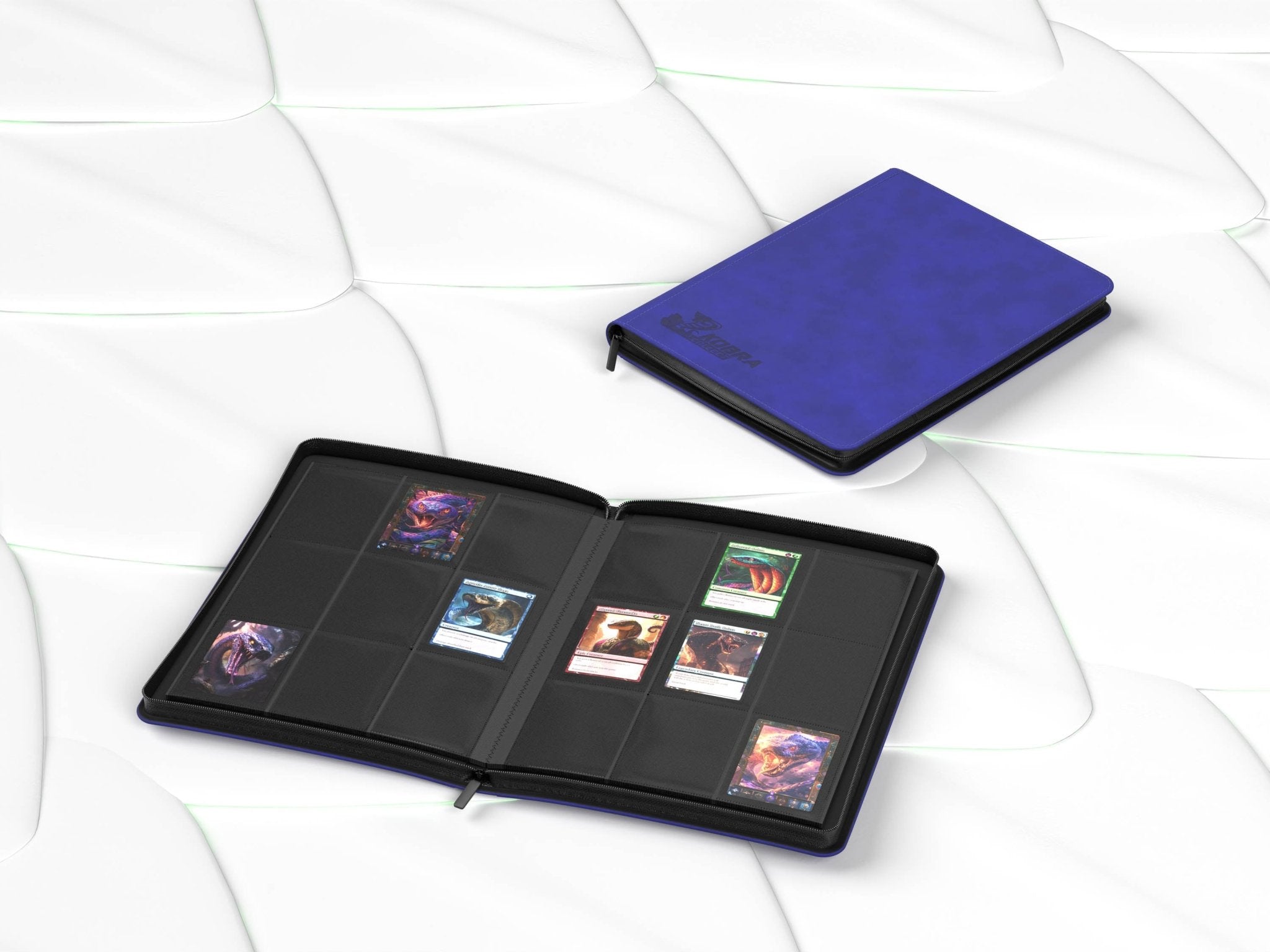 Kobra Collect 9-Pocket Premium Collectors Album Vorderseite – blaues Sammelkarten-Album mit Reißverschluss, 9-Pocket System für bis zu 360 Karten, ideal für Pokémon, Yu-Gi-Oh!, One Piece, Panini und Sportkarten, kaufen bei Habibicards