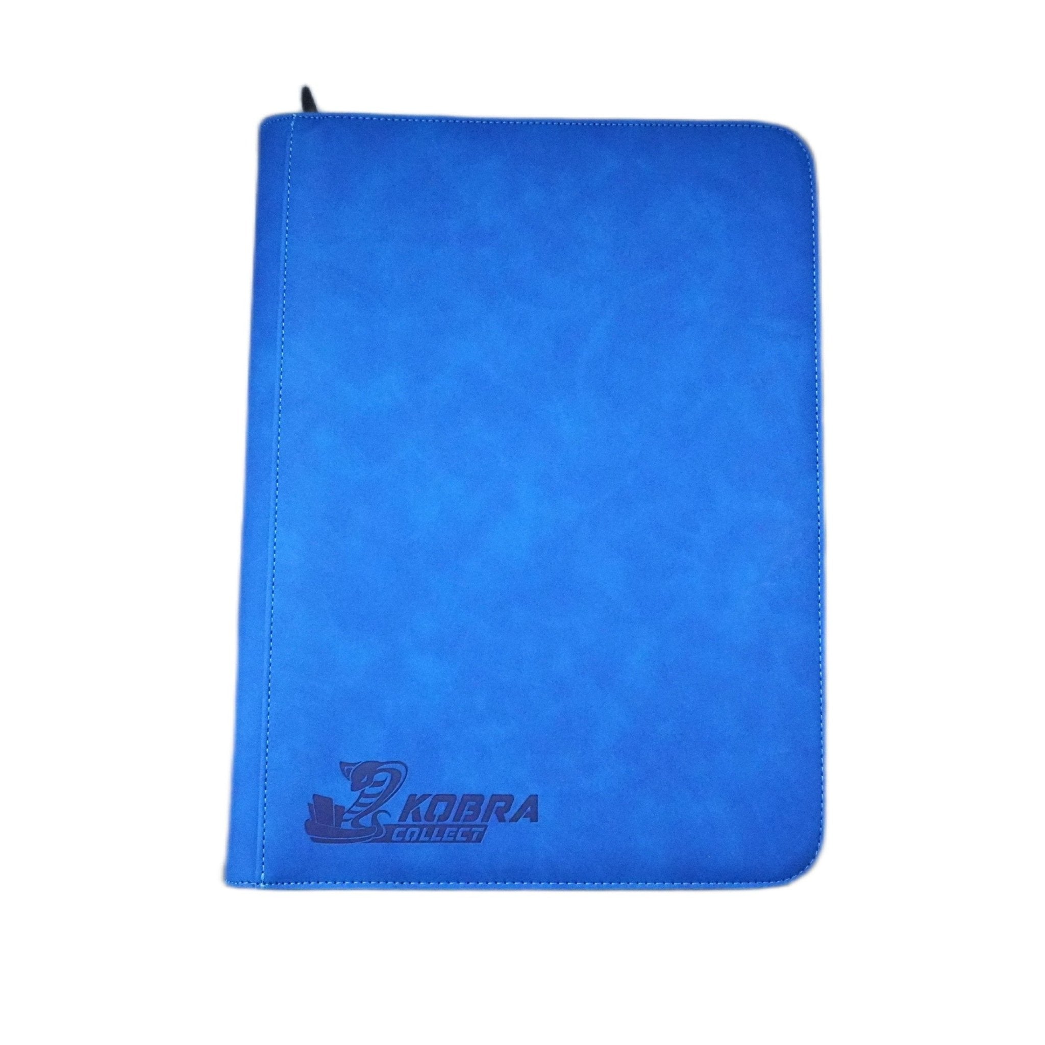 Kobra Collect 9-Pocket Premium Collectors Album Blau Seitenansicht – stabiler Sammelordner & Karten Binder mit Reißverschluss für sicheren Schutz und Kartenaufbewahrung | ideal für Pokémon, Yu-Gi-Oh!, One Piece & Sportkarten