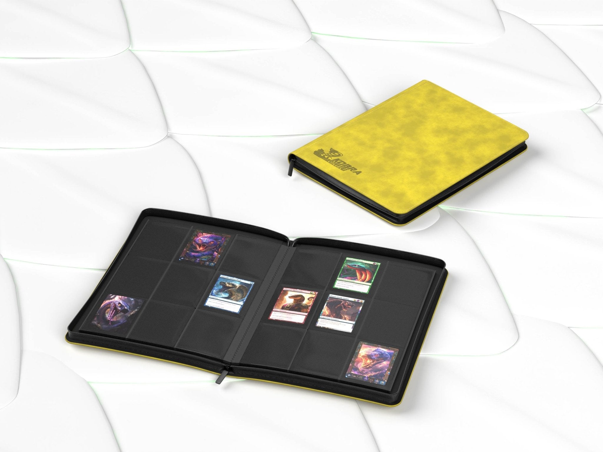 Kobra Collect 9-Pocket Premium Collectors Album Vorderseite – gelbes Sammelkarten-Album mit Reißverschluss, 9-Pocket System für bis zu 360 Karten, ideal für Pokémon, Yu-Gi-Oh!, One Piece, Panini und Sportkarten, kaufen bei Habibicards