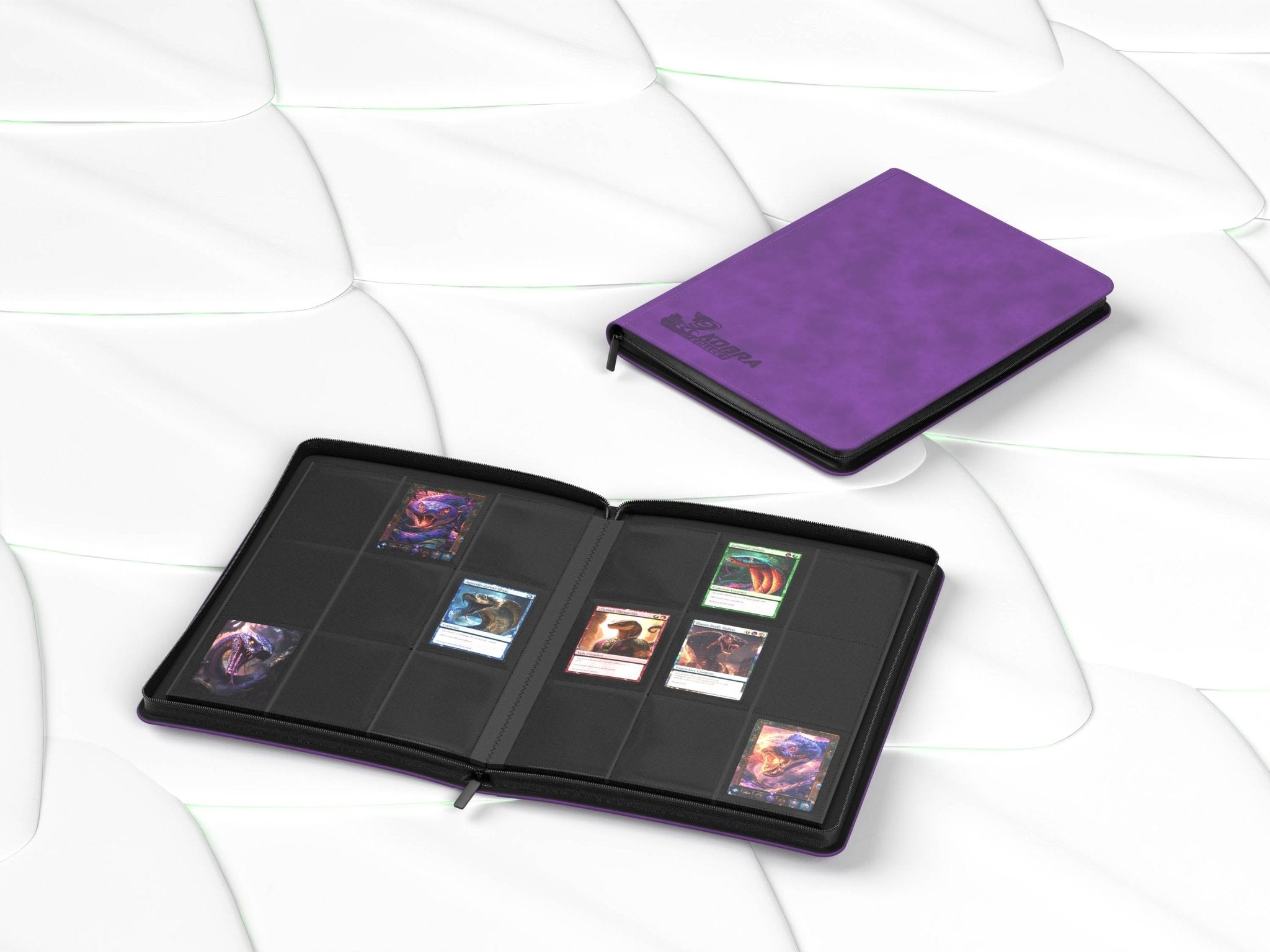 Kobra Collect 9-Pocket Premium Collectors Album Vorderseite – lila Sammelkarten-Album mit Reißverschluss, 9-Pocket System für bis zu 360 Karten, ideal für Pokémon, Yu-Gi-Oh!, One Piece, Panini und Sportkarten, kaufen bei Habibicards
