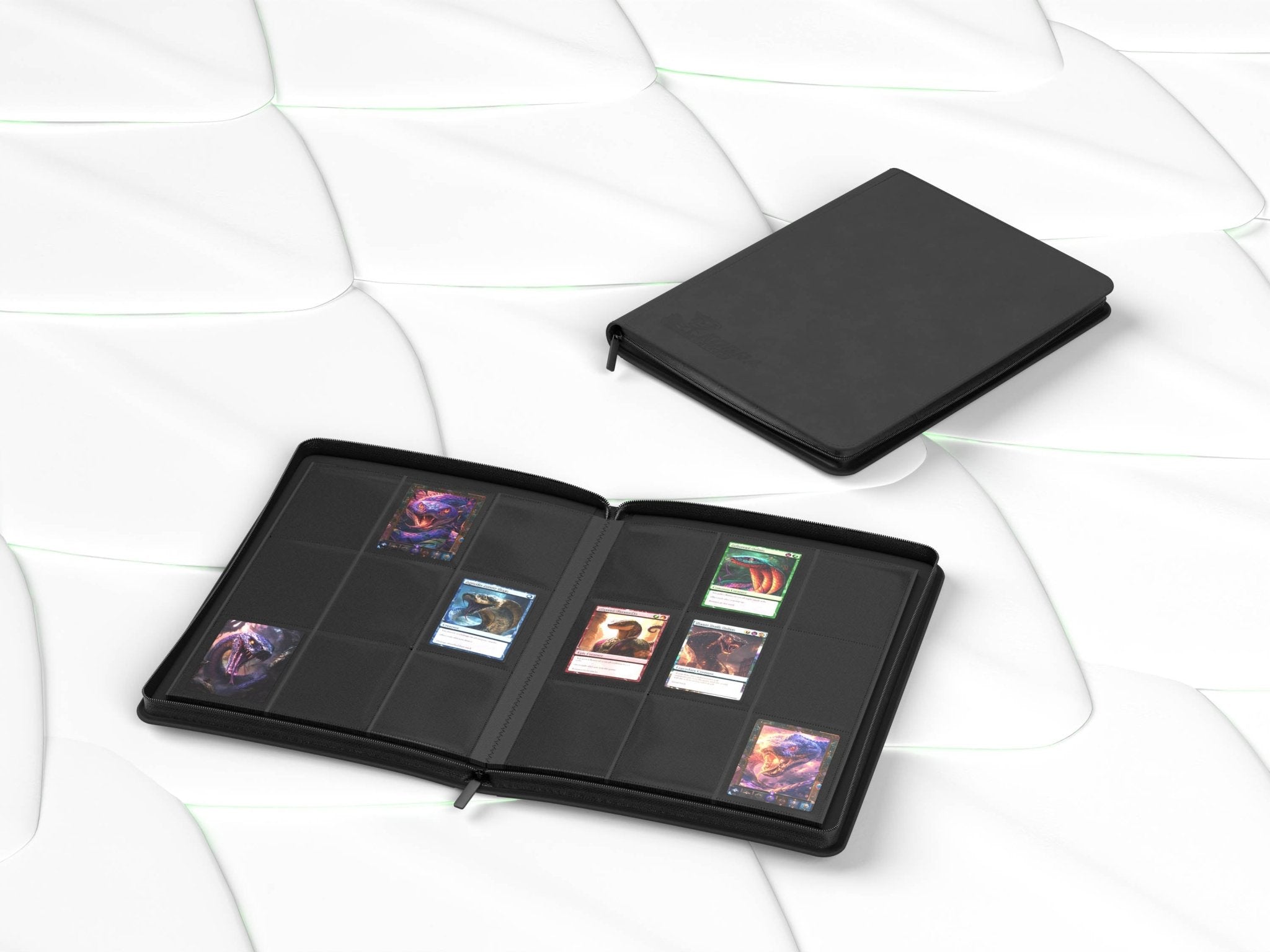 Kobra Collect 9-Pocket Premium Collectors Album Vorderseite – schwarzes Sammelkarten-Album mit Reißverschluss, 9-Pocket System für bis zu 360 Karten, ideal für Pokémon, Yu-Gi-Oh!, One Piece, Panini und Sportkarten, kaufen bei Habibicards