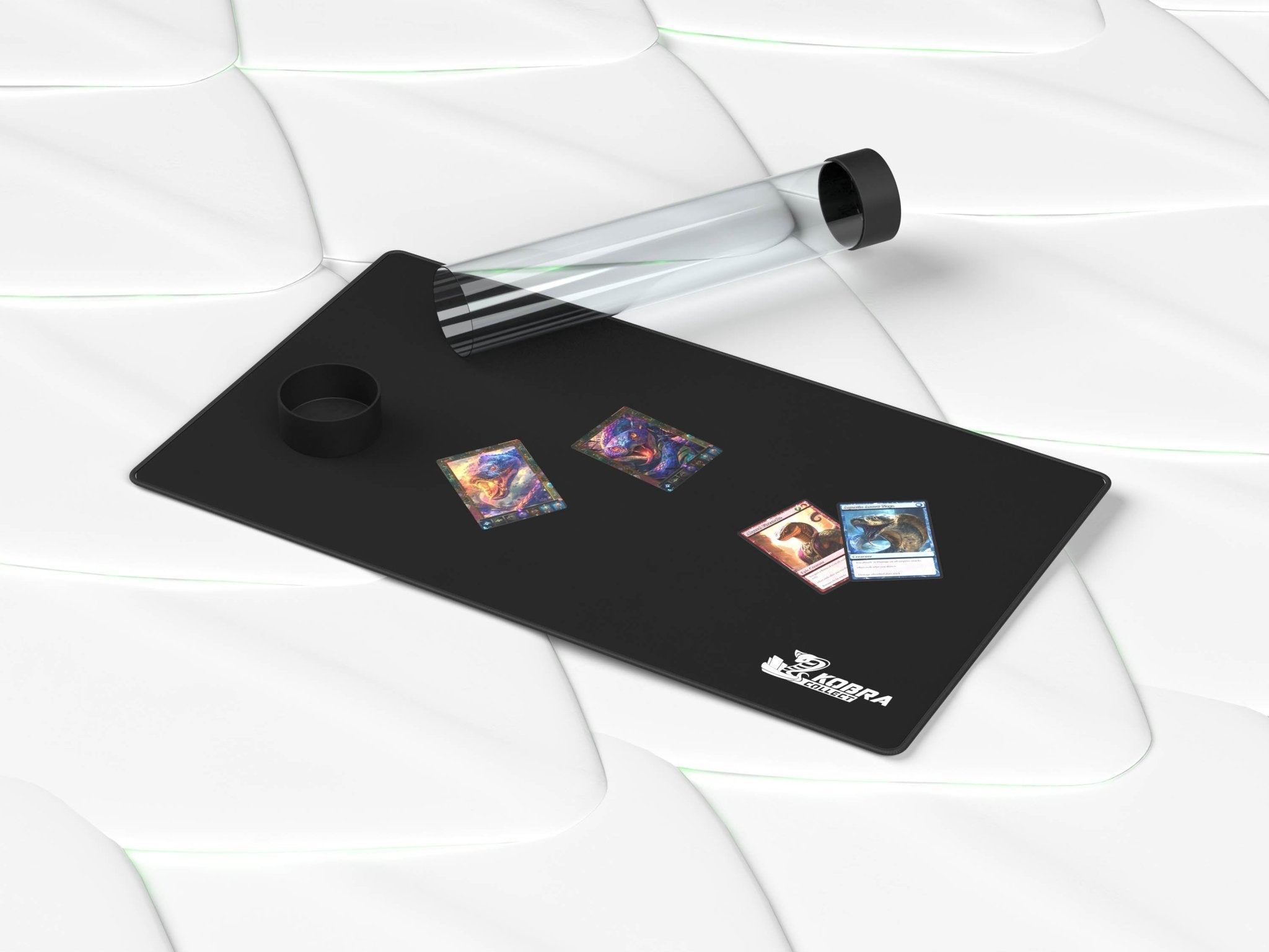 Kobra Collect Spielmatte Vorderseite in Weiß – offizielle TCG Playmat für Trading Cards, rutschfestes Zubehör mit Logo, inklusive Aufbewahrungs-Tube, perfekt für Pokémon, Yu-Gi-Oh!, One Piece und andere Sammelkarten kaufen bei Habibicards