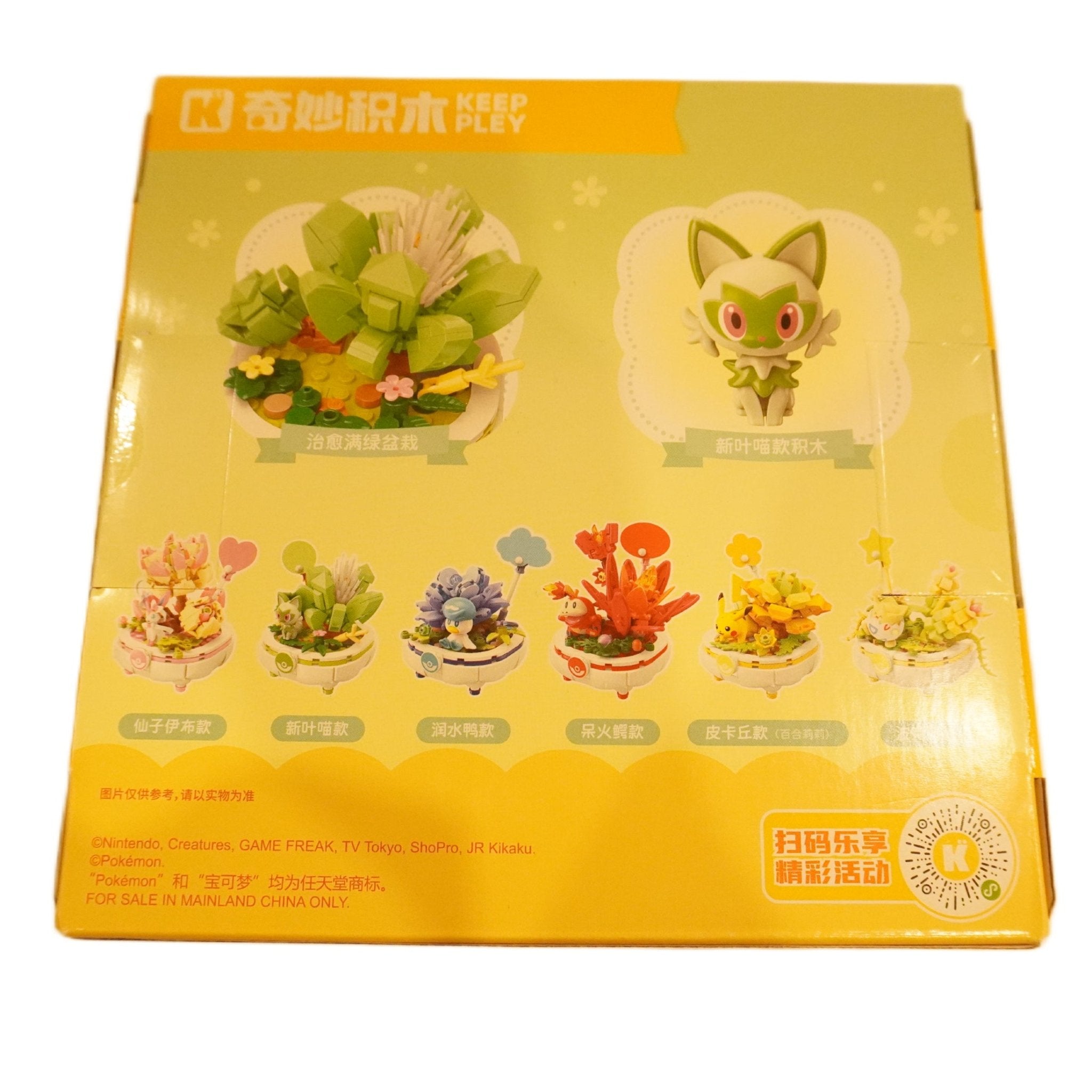 Pokémon Keeppley K20240 Sprigatito Bonsai Seitenansicht – Pokémon Bausteine-Set mit Felori Figur, Gen 9 Starter, Bonsai-Deko, DIY Klemmbausteinen, Building Blocks, Deko Pflanzen-Set und Collectors Display kaufen bei Habibicards