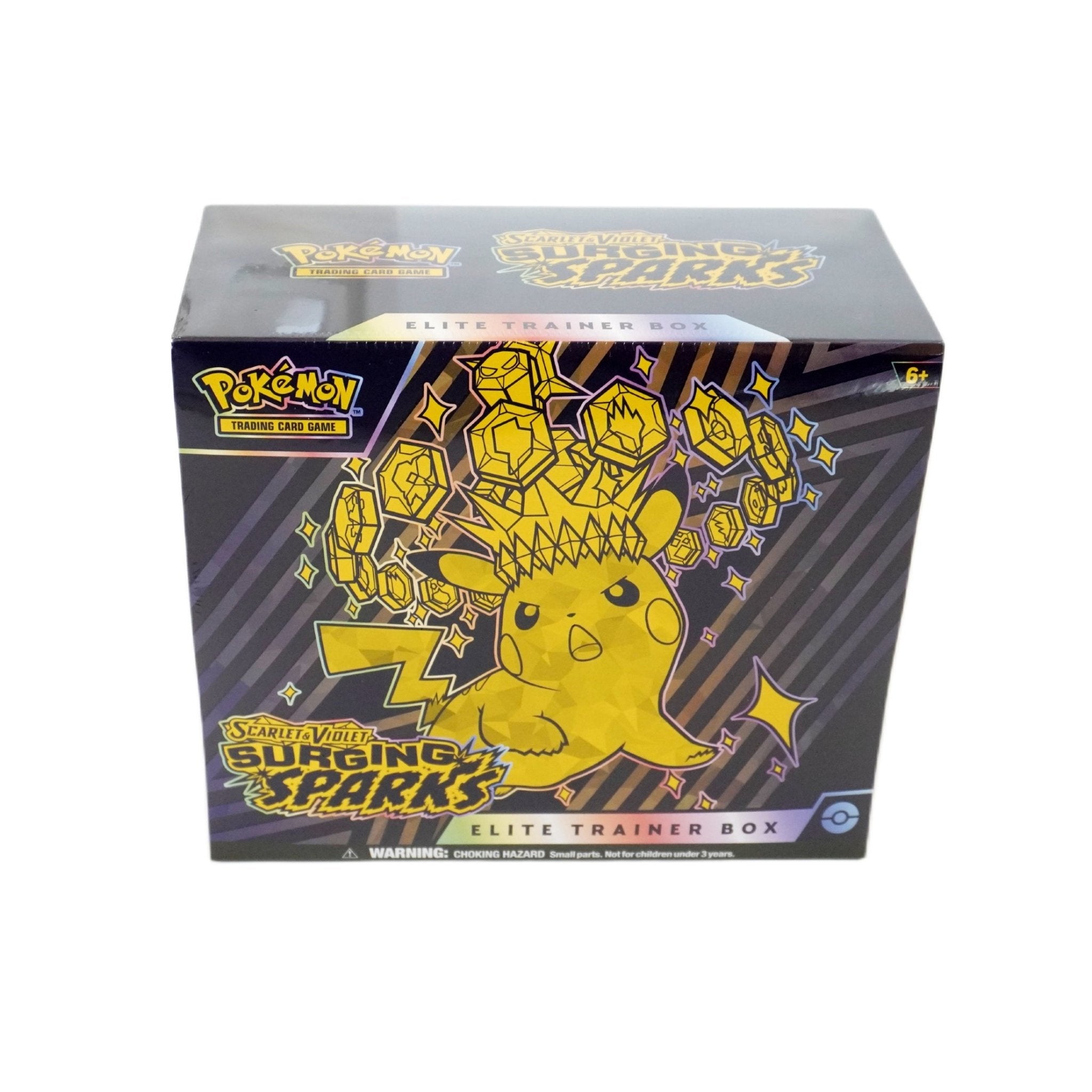 Pokémon Surging Sparks Elite Trainer Box ENG Seitenansicht – Premium Pokémon Karten Box mit Boosterpacks, Würfeln, Sleeves und Sammlerartikeln, englisches TCG kaufen bei Habibicards