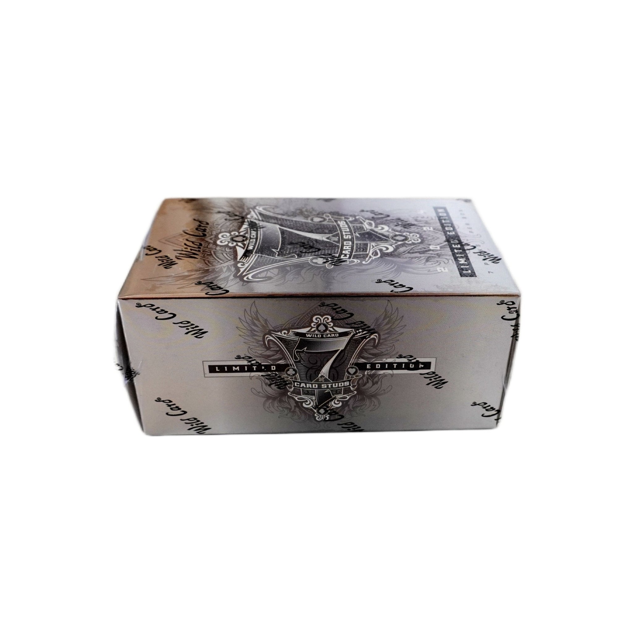 2024 Wild Card 7 Card Studs High Stakes Metal Edition QB Box Schrägansicht – exklusive Wild Card NFL Trading Cards Box im 3D-Winkel, offizielles High Stakes Metal TCG Display 2024 für Sammler online kaufen