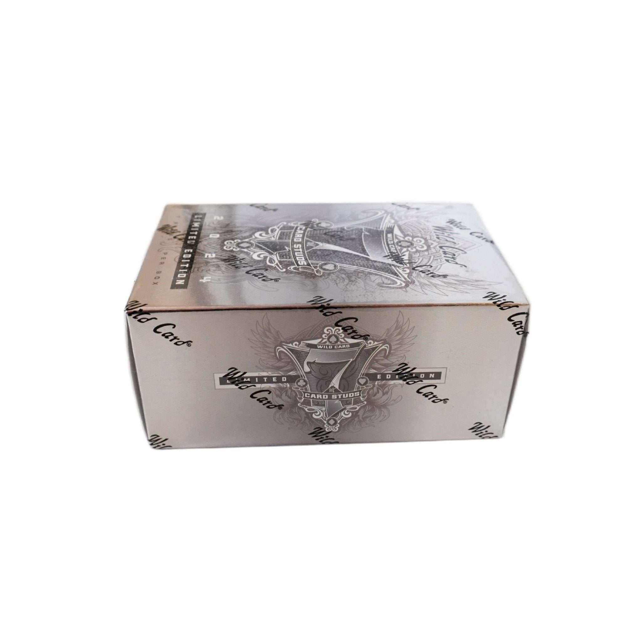 2024 Wild Card 7 Card Studs High Stakes Metal Edition QB Box Rückseite – detaillierte Übersicht aller enthaltenen Quarterback-Sammelkarten, offizielles Wild Card Football Trading Cards Set 2024 entdecken und online kaufen