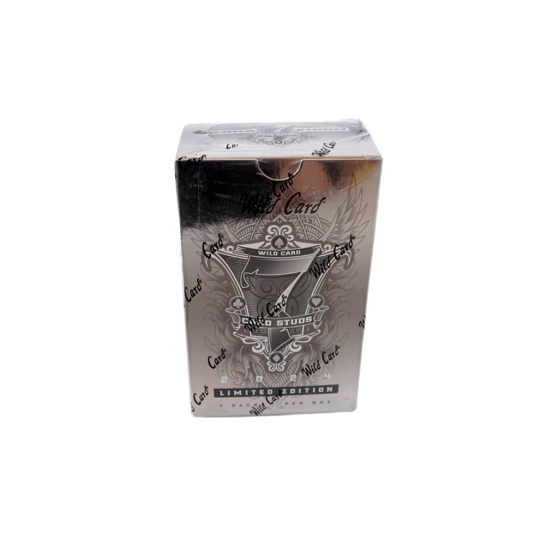 2024 Wild Card 7 Card Studs High Stakes Metal Edition QB Box Frontansicht – originale Football Trading Cards Box mit Quarterback-Sammelkarten, offizielles Wild Card TCG Display 2024 online kaufen im Shop