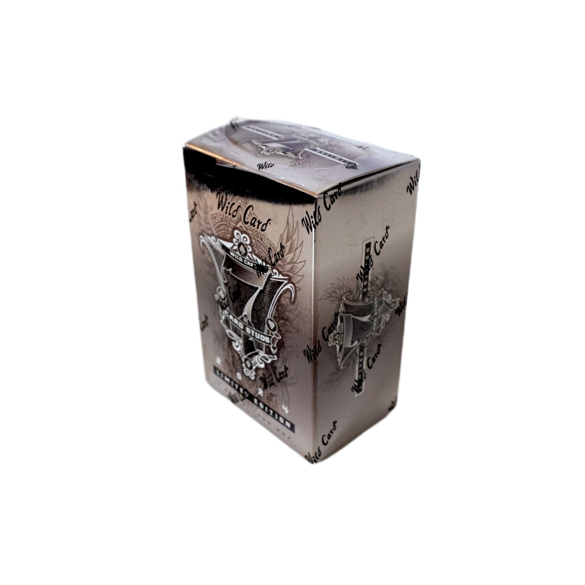 2024 Wild Card 7 Card Studs High Stakes Metal Edition QB Box Seitenansicht links – originale Wild Card NFL Trading Cards Box mit exklusiven QB-Sammelkarten, offizielles TCG Display 2024 günstig online bestellen
